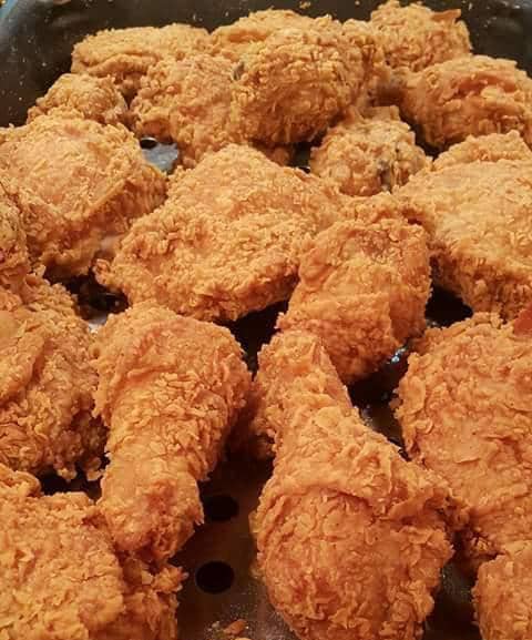 البروست في صنعاء: وجبة مقرمشة بطعم لا يُنسى